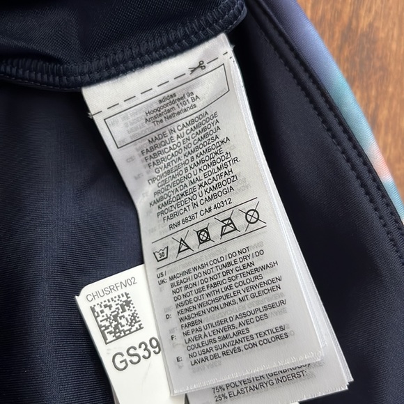 Adidas Crop Top Size XL - Picture 8 of 15